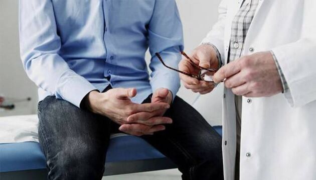 o médico dá recomendações ao paciente com prostatite