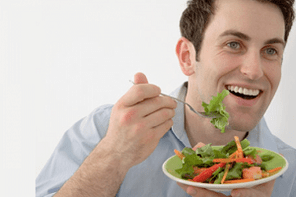 comendo salada de vegetais durante o tratamento de prostatite