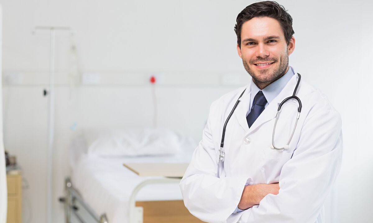 O médico prescreve medicamentos para o tratamento da prostatite com base no resultado de análises