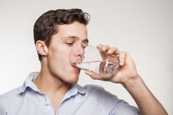 instrução beber um copo de água cápsulas